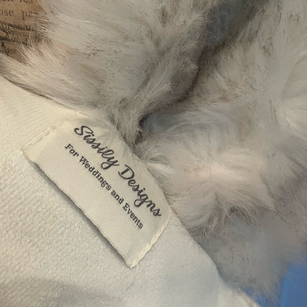 Luxurious Faux Fur Wrap - Picture 4 of 4